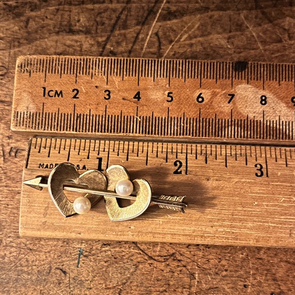 Krementz Double Heart Arrow Brooch Cultured Pearls w Signature Hinged Box - Picture 5 of 13